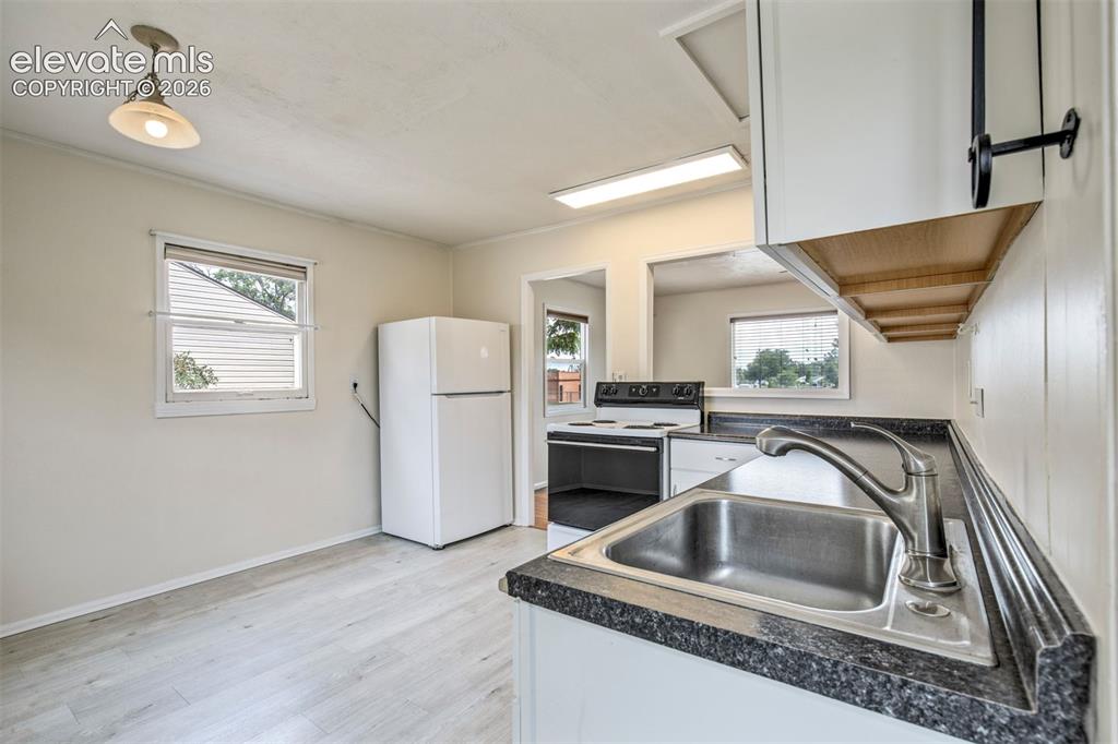 Image 4 of 40: Kitchen