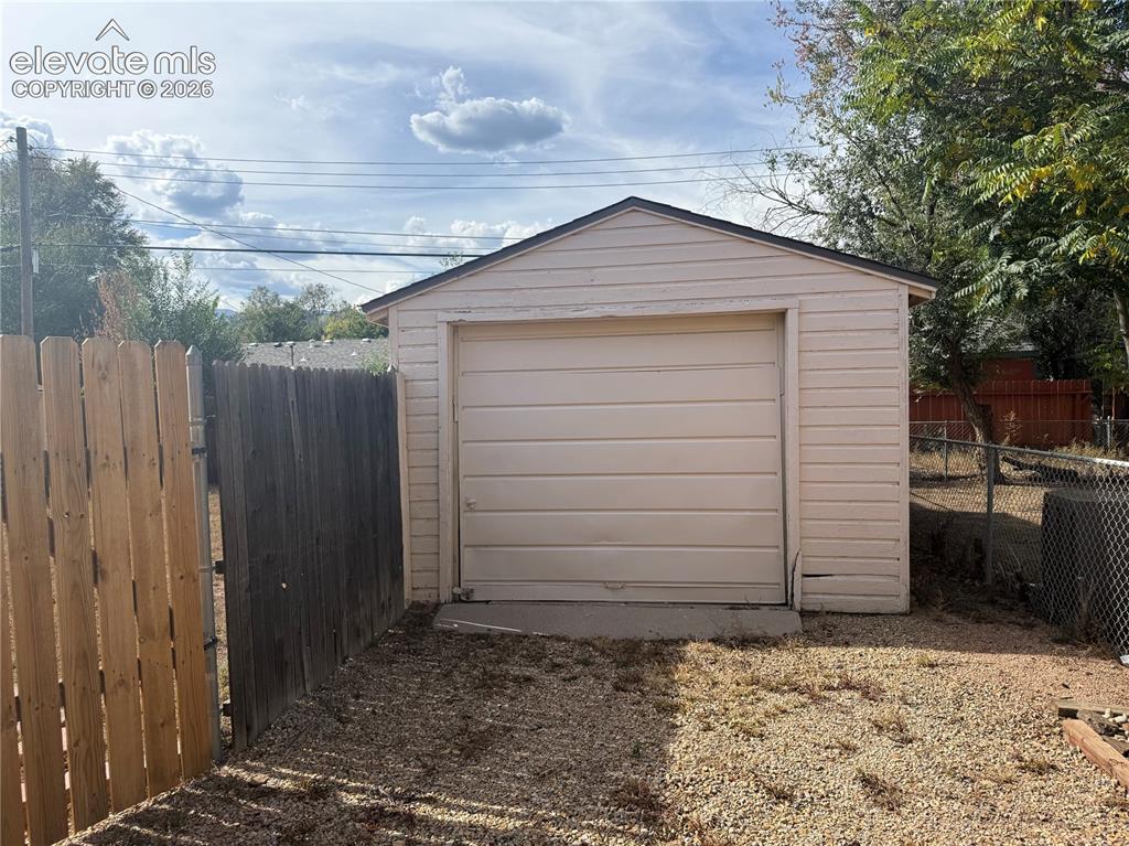 Image 40 of 40: Garage