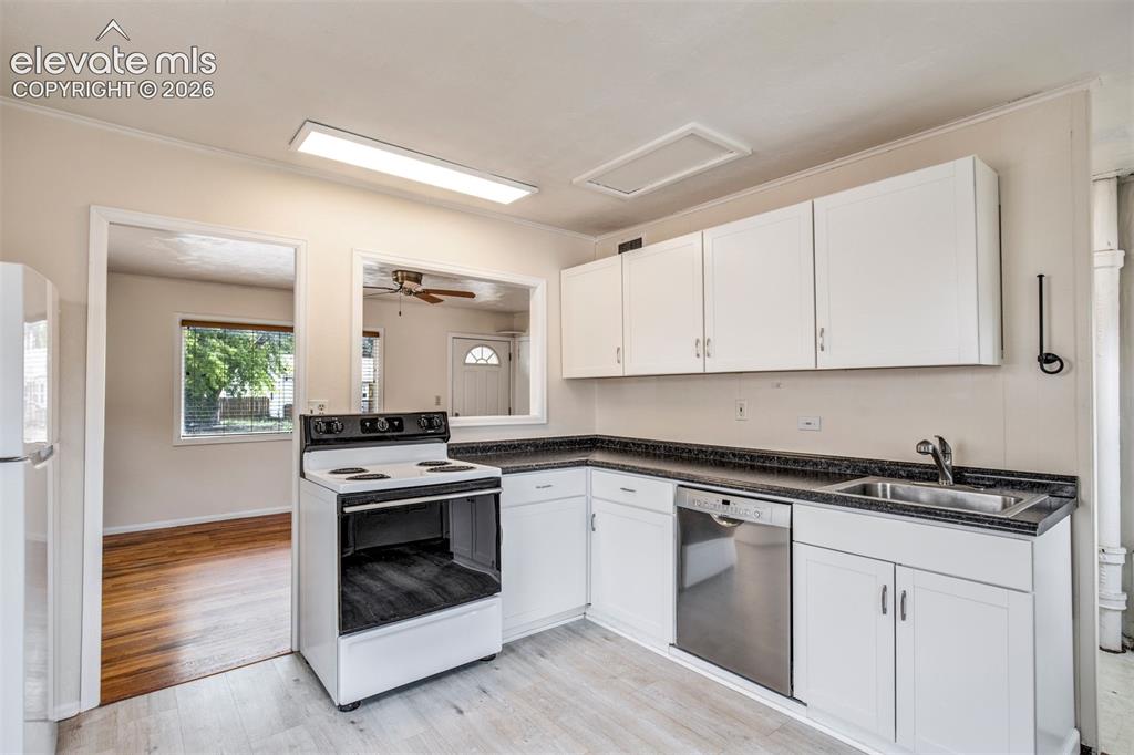 Image 5 of 40: Kitchen