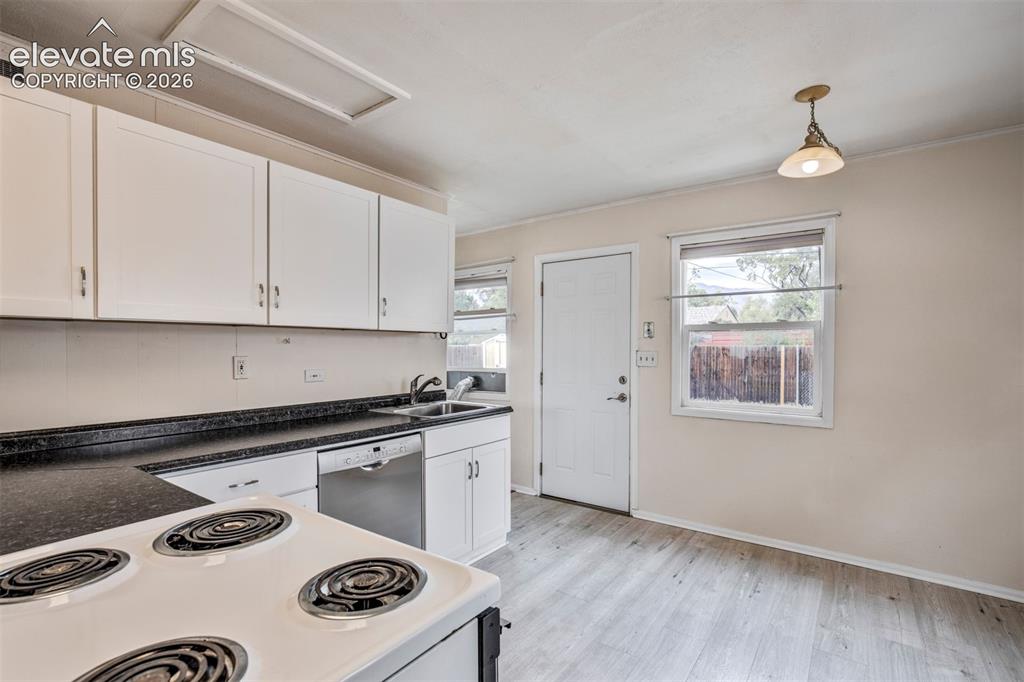 Image 6 of 40: Kitchen