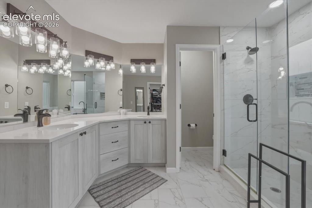 Image 15 of 36: Bathroom