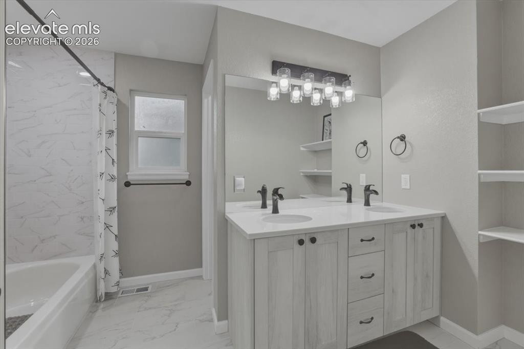 Image 19 of 36: Bathroom