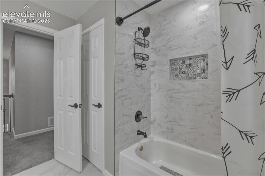 Image 20 of 36: Bathroom
