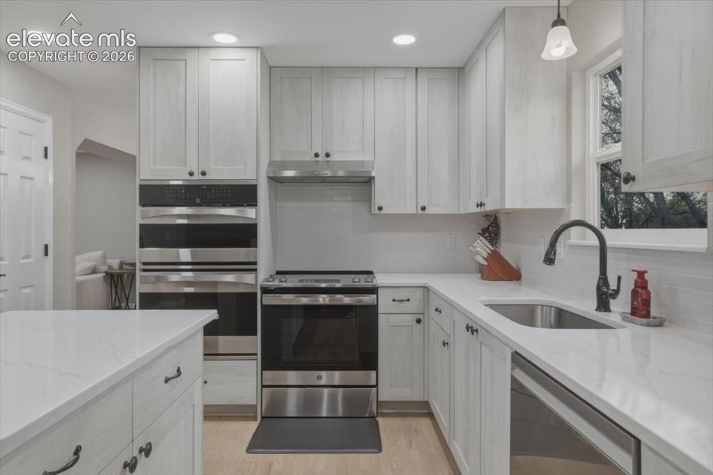 Image 6 of 36: Kitchen