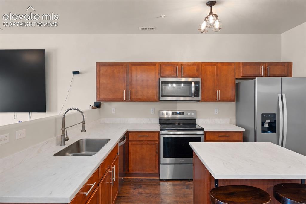 Image 11 of 32: Kitchen