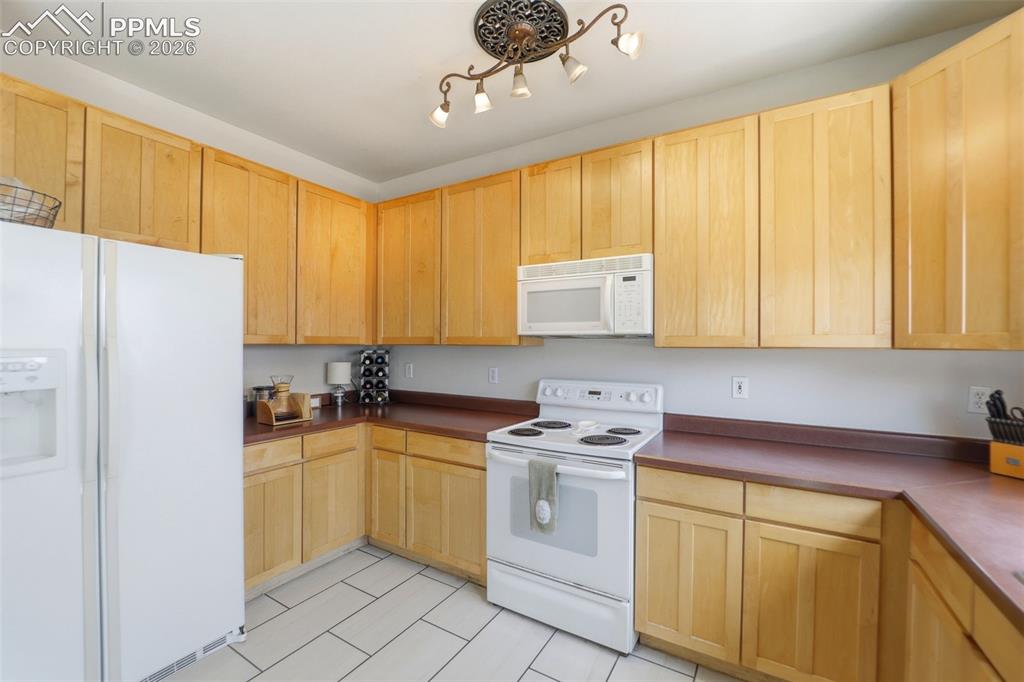 Image 10 of 44: Kitchen