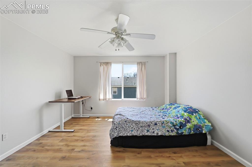 Image 19 of 44: Bedroom