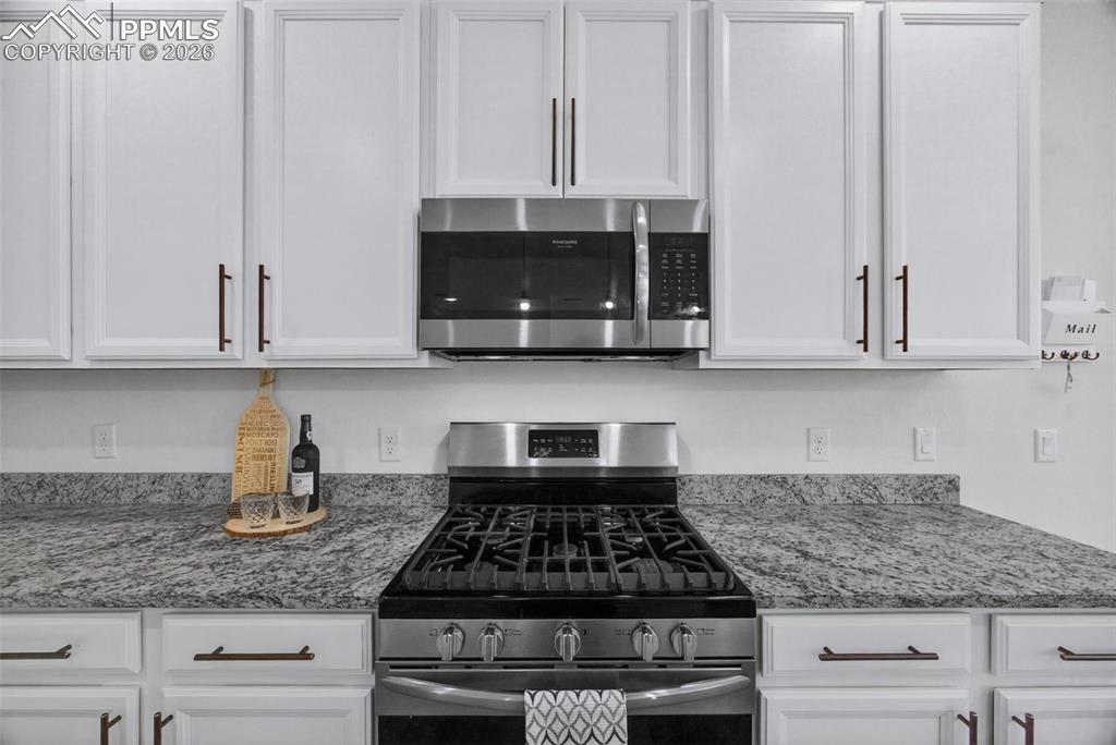 Image 10 of 37: Kitchen