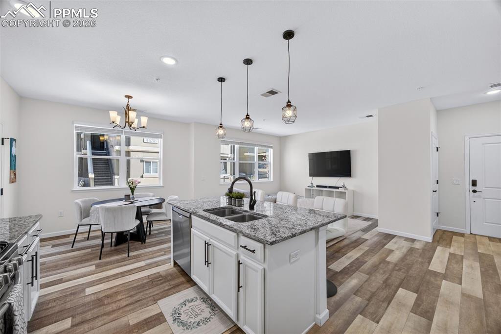 Image 14 of 37: Dining Area