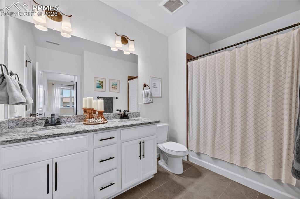 Image 26 of 37: Bedroom