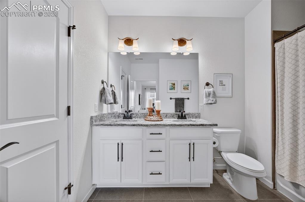 Image 27 of 37: Bedroom