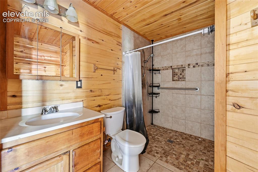 Image 13 of 31: Bathroom