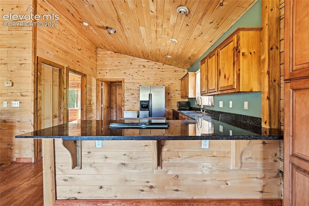 Image 20 of 31: Kitchen