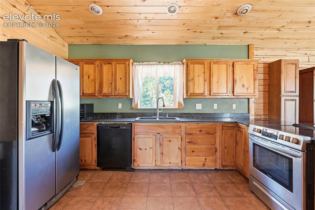 Image 22 of 31: Kitchen