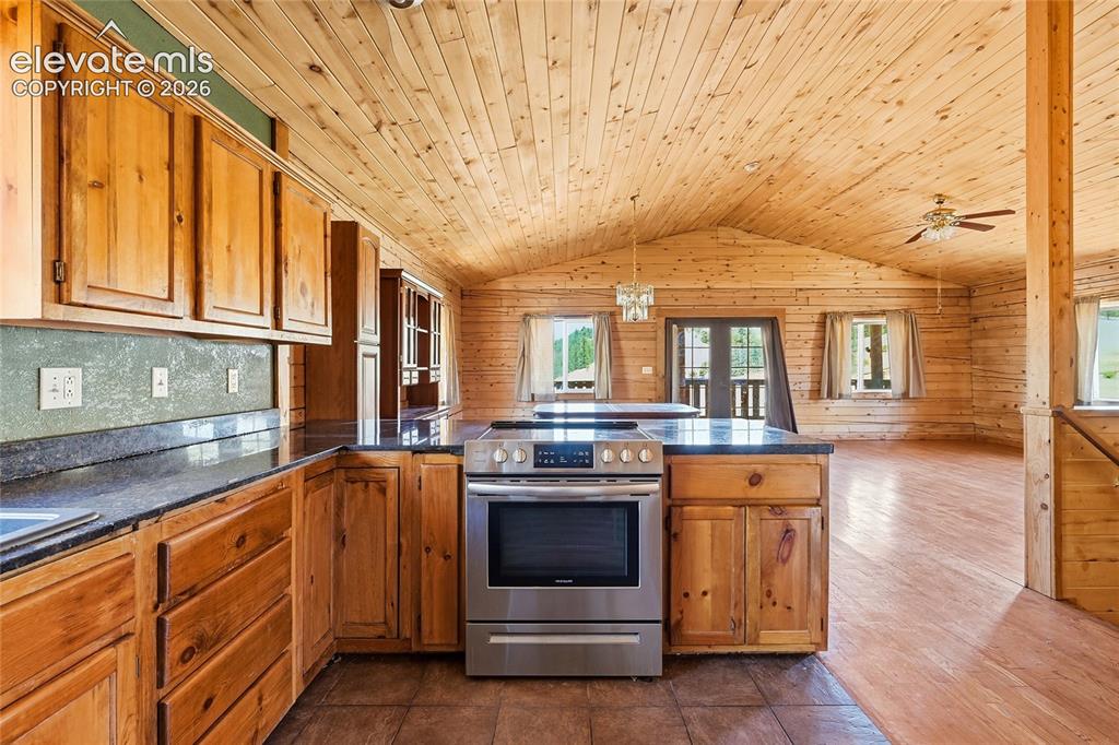 Image 23 of 31: Kitchen