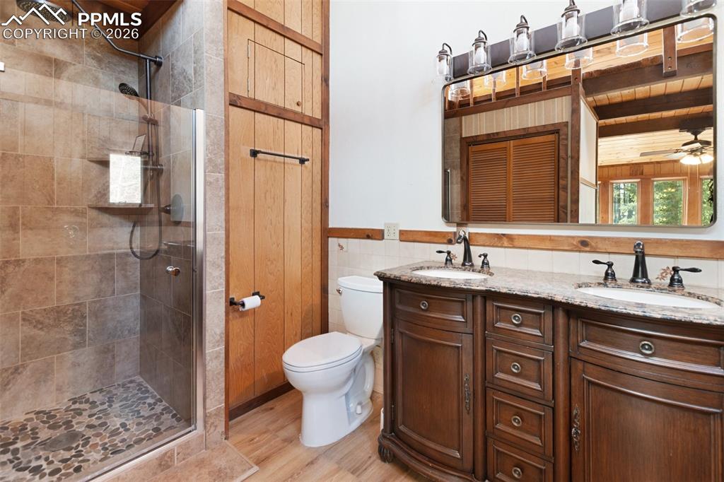 Image 16 of 43: Kitchen