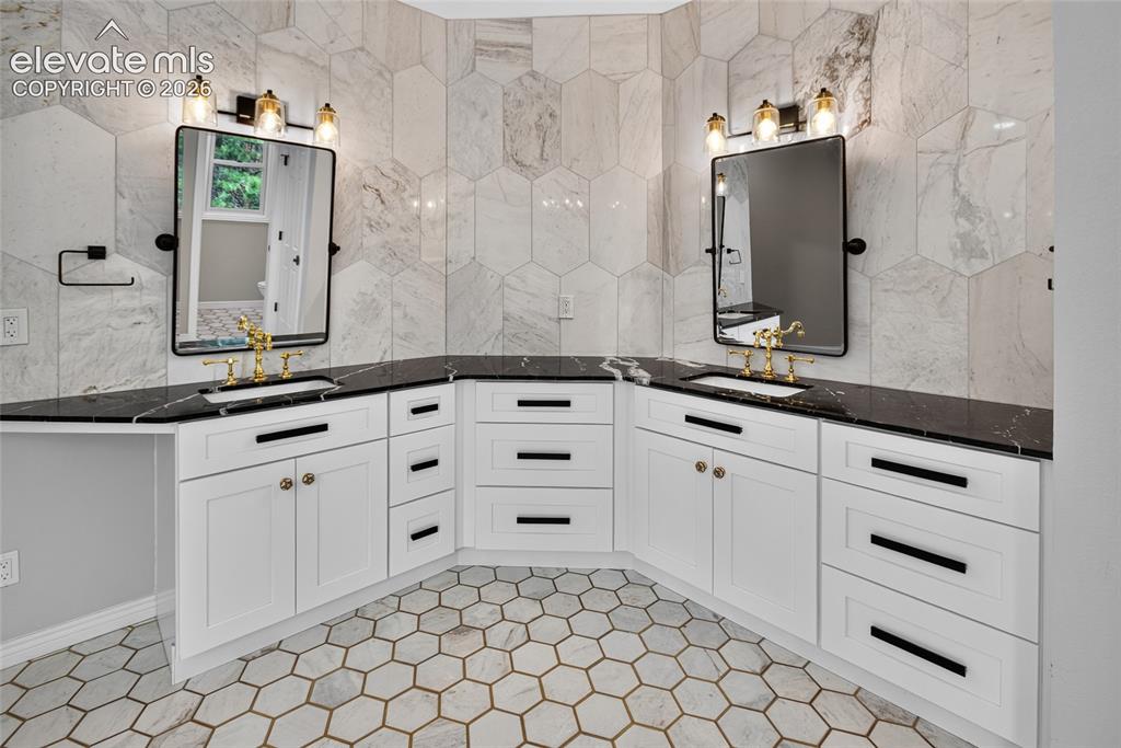 Image 41 of 46: Bathroom