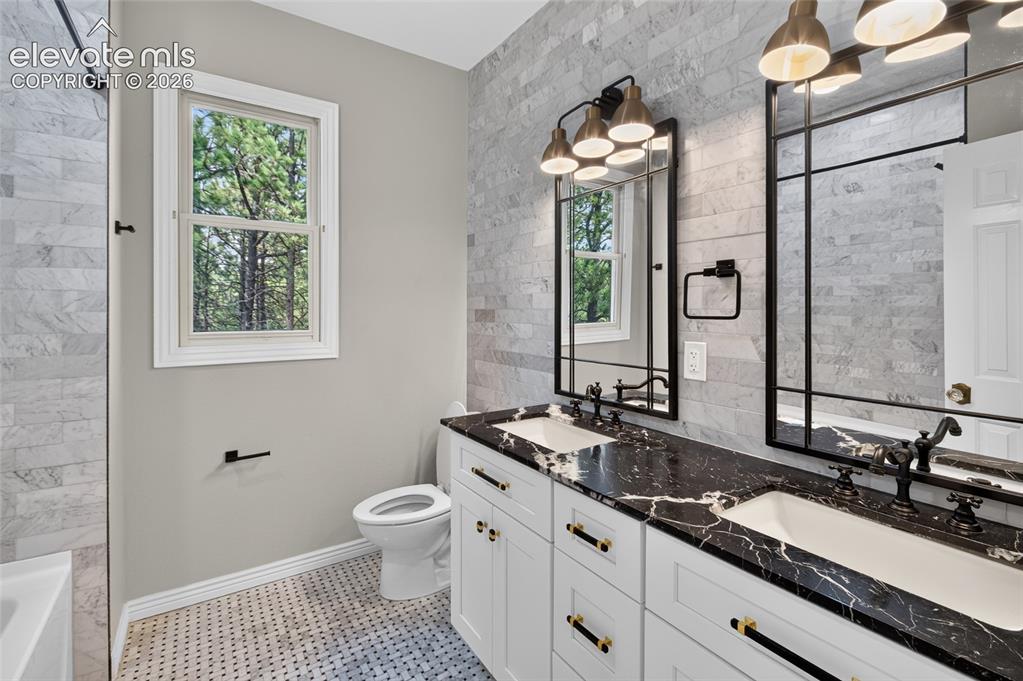 Image 44 of 46: Bathroom
