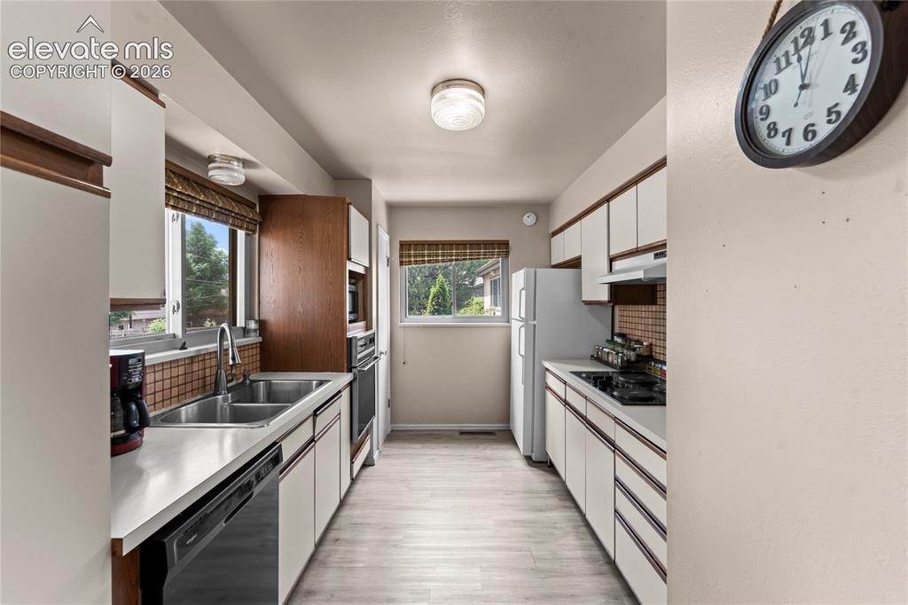 Image 12 of 33: Kitchen