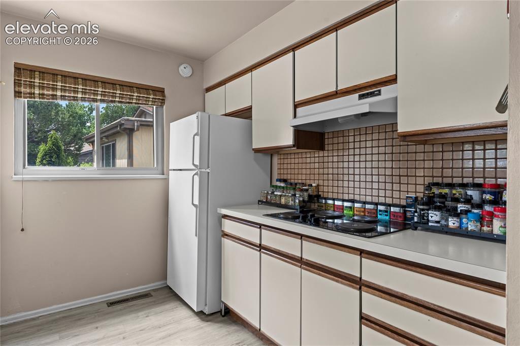 Image 14 of 33: Kitchen