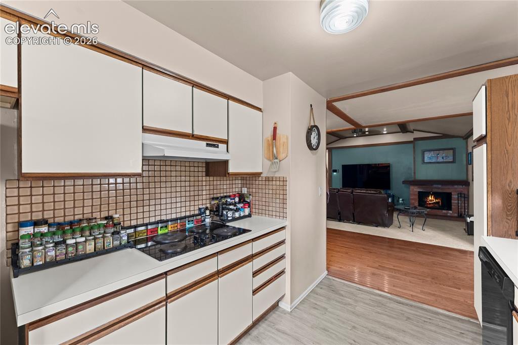 Image 15 of 33: Kitchen