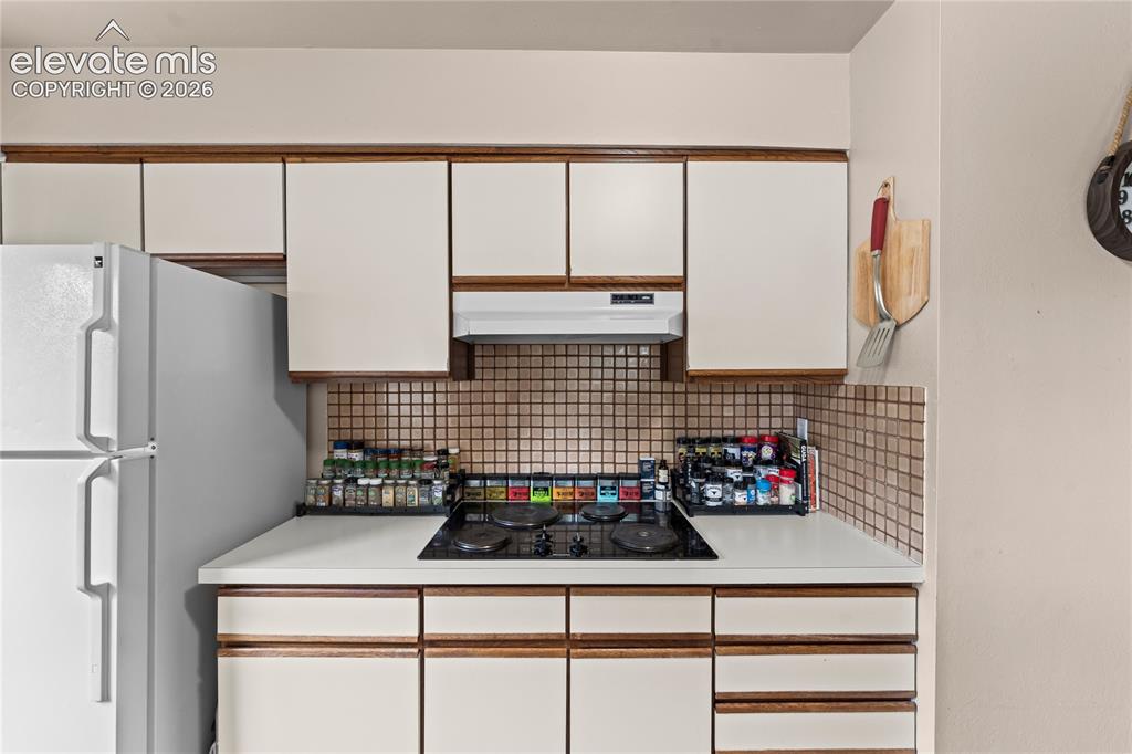 Image 16 of 33: Kitchen