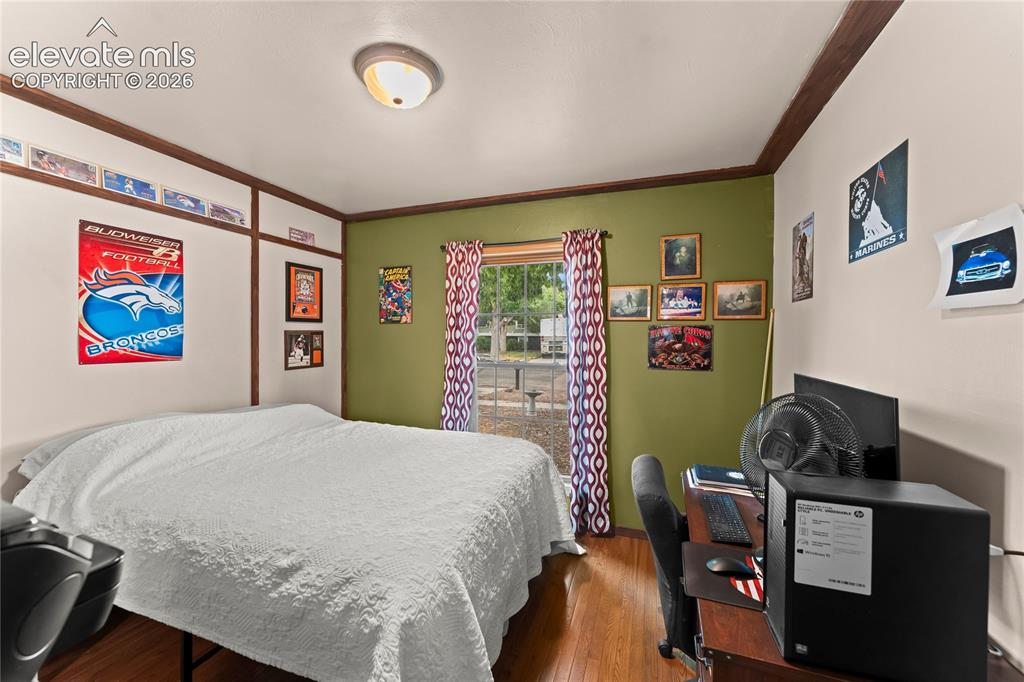 Image 18 of 33: Bedroom