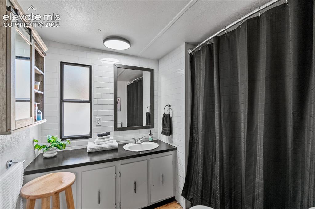 Image 12 of 20: Bathroom