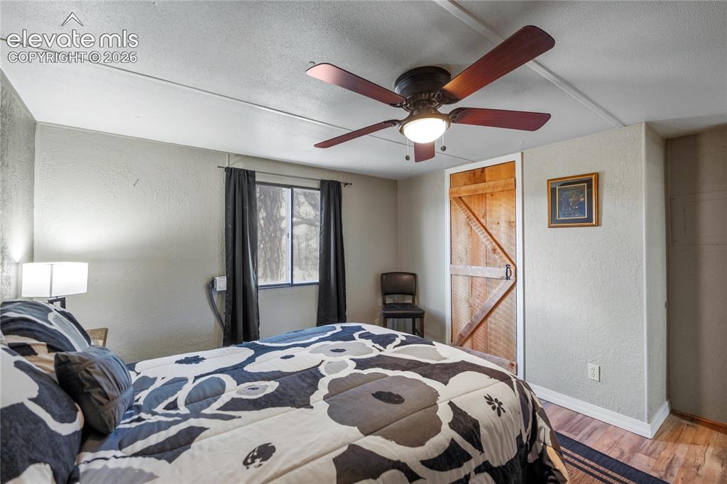 Image 16 of 20: Bedroom