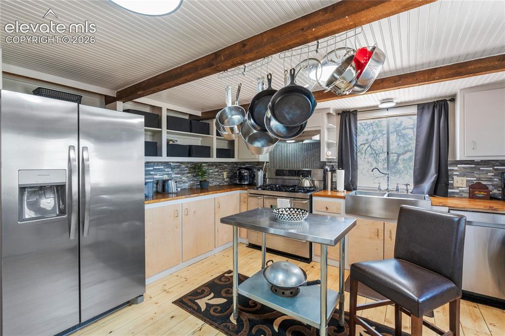 Image 4 of 20: Kitchen