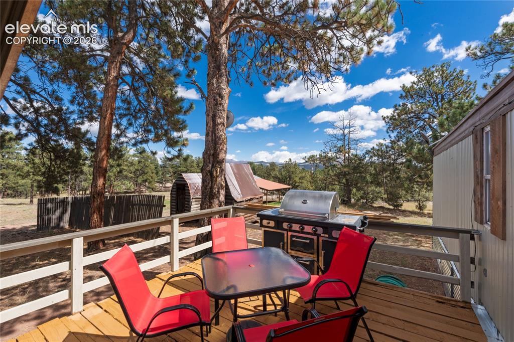 Image 6 of 20: Deck