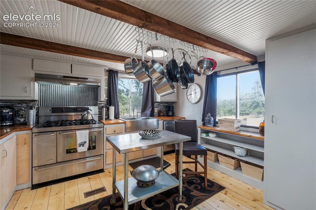 Image 9 of 20: Kitchen