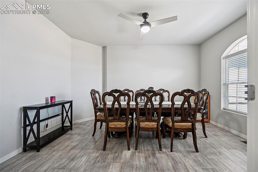 Image 13 of 45: Dining Area