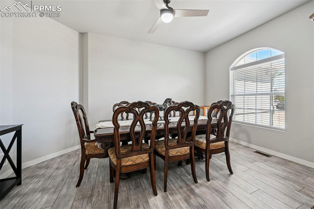 Image 14 of 45: Dining Area