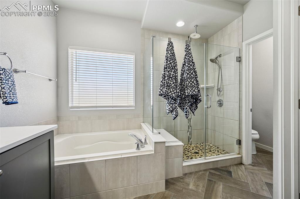 Image 19 of 45: Bathroom