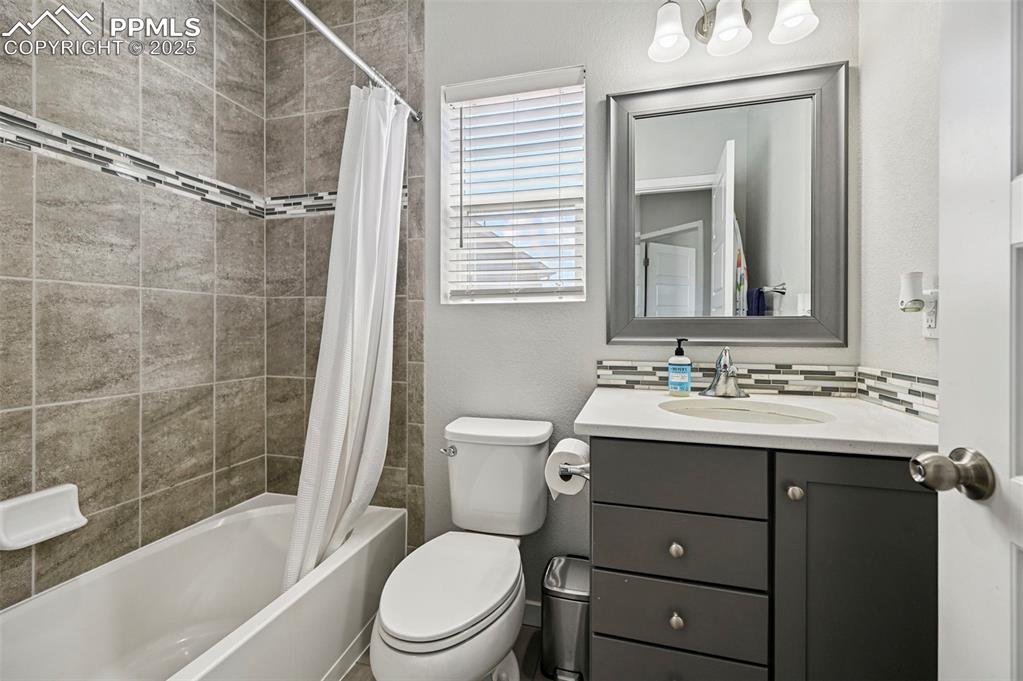 Image 22 of 45: Bathroom