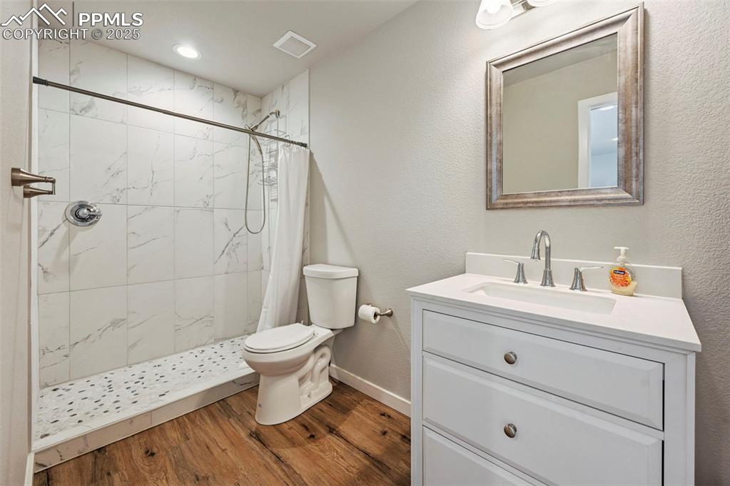 Image 33 of 45: Bathroom