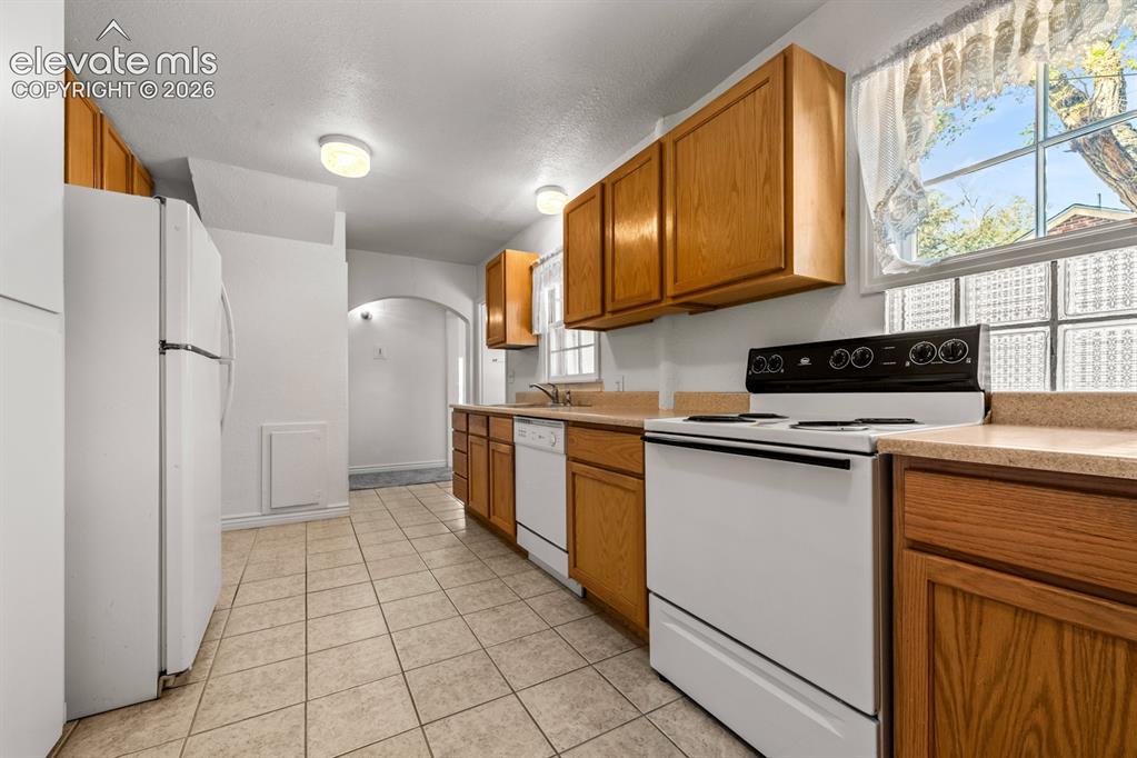 Image 10 of 44: Kitchen