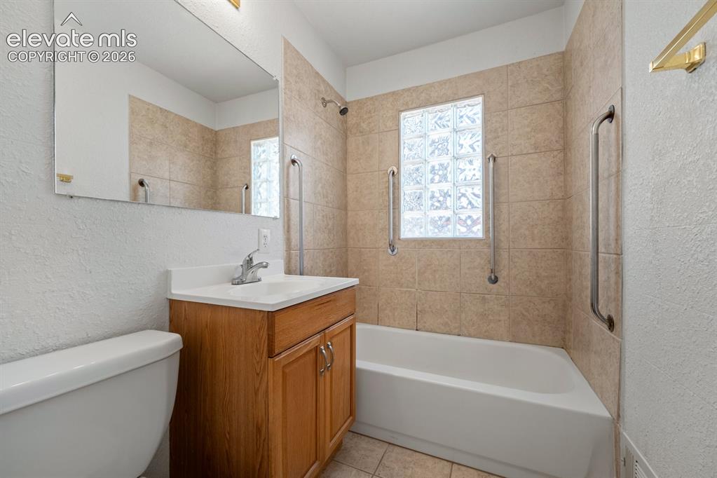 Image 16 of 44: Bathroom
