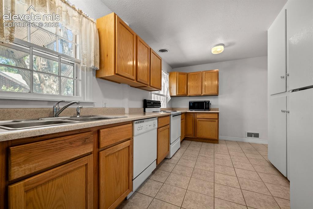 Image 9 of 44: Kitchen