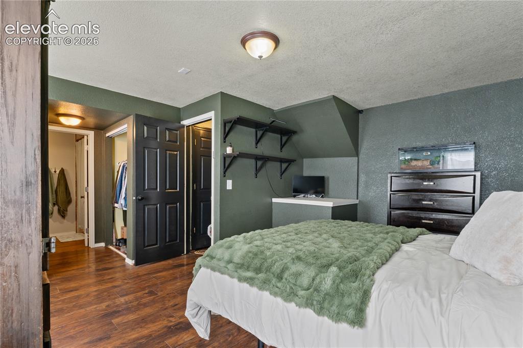 Image 17 of 28: Bedroom