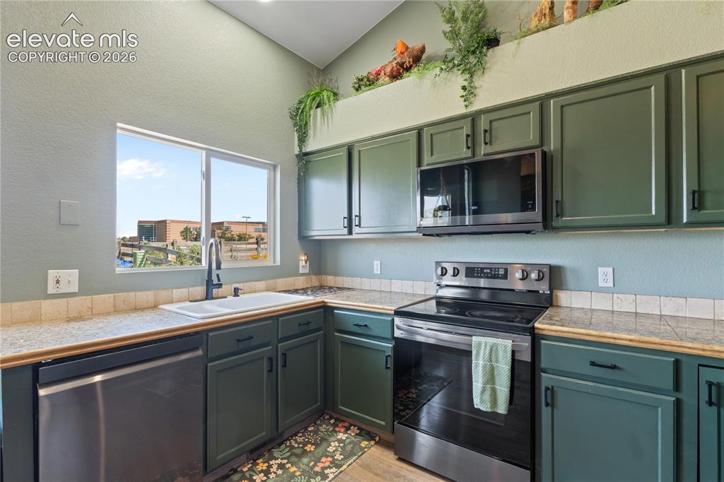 Image 19 of 28: Kitchen