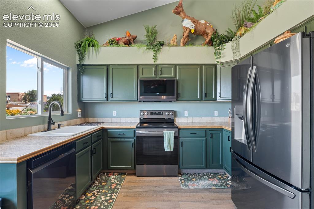 Image 7 of 28: Kitchen