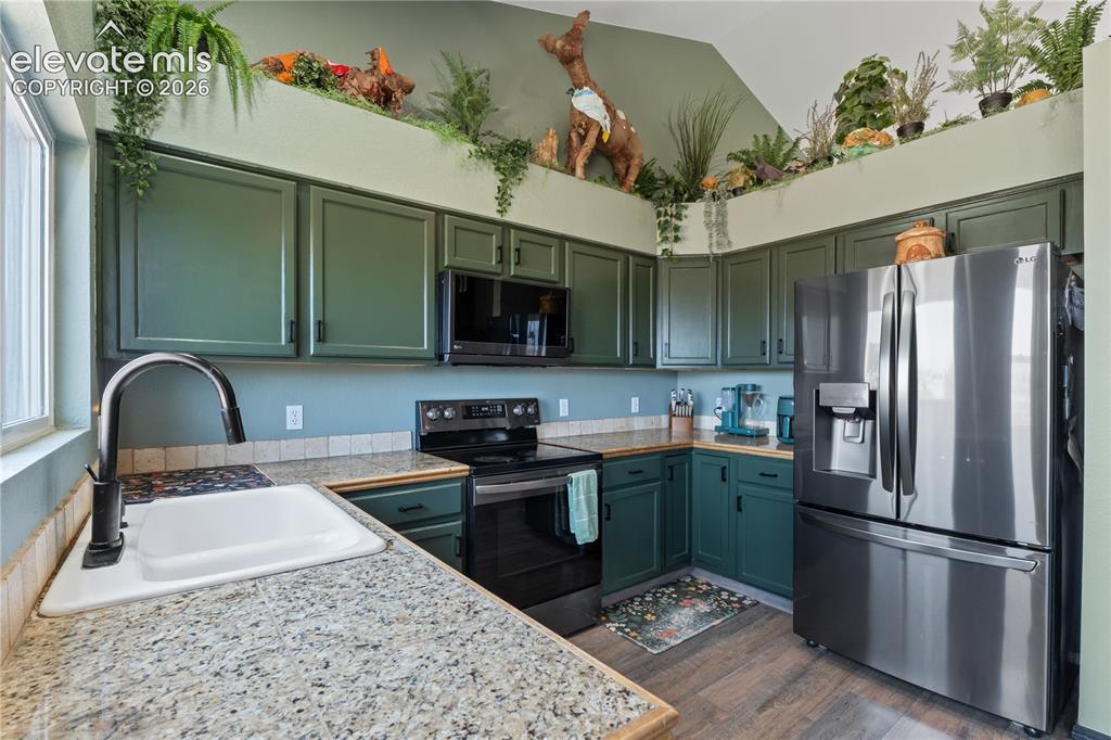 Image 8 of 28: Kitchen