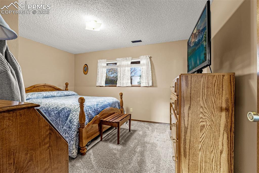 Image 17 of 26: Bedroom