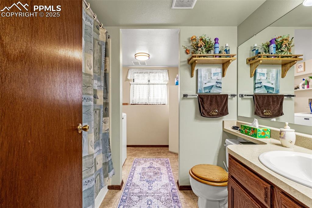 Image 19 of 26: Bathroom