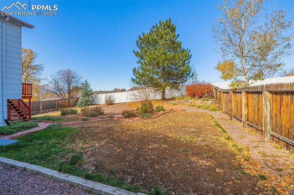 Image 20 of 26: Yard