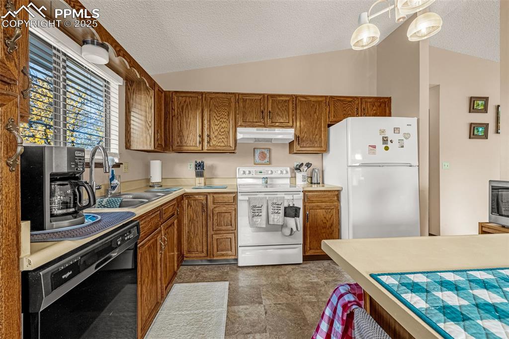 Image 6 of 26: Kitchen