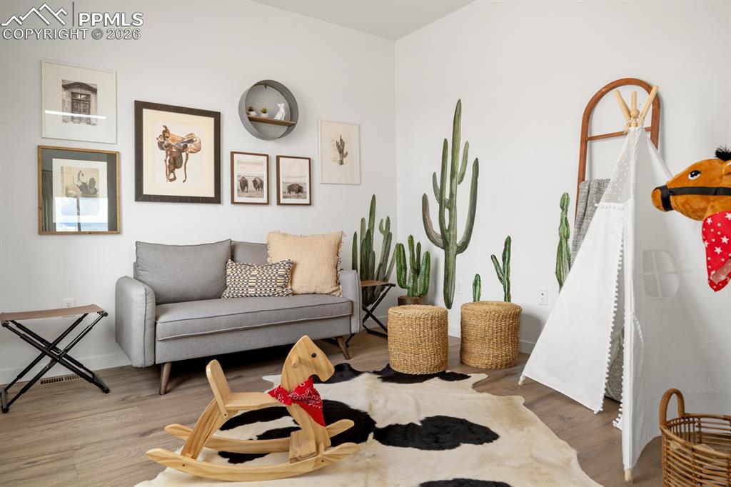 Image 14 of 50: Sitting Room