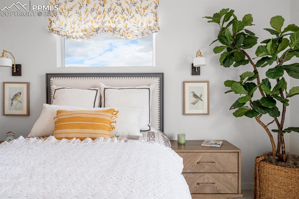 Image 25 of 50: Bedroom